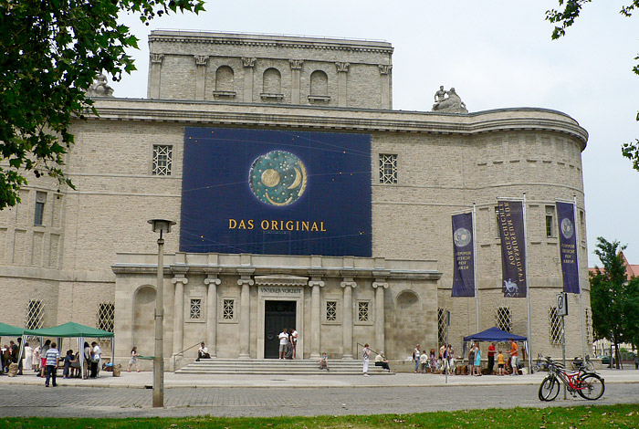 Landesmuseum Halle Ausstellung Himmelsscheibe Gebäude